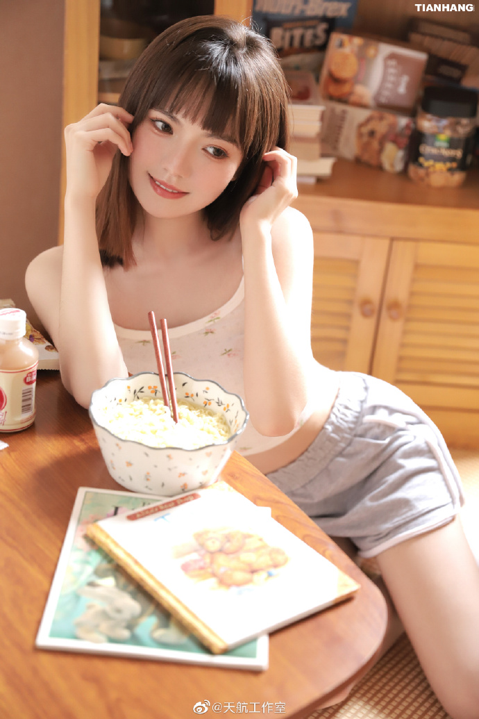 他是谁 封面